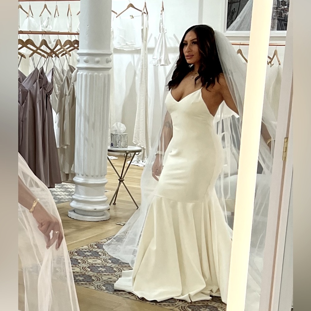 GRACE LOVES LACE CLO CREPE DRESS. Never worn. Still in box veil included